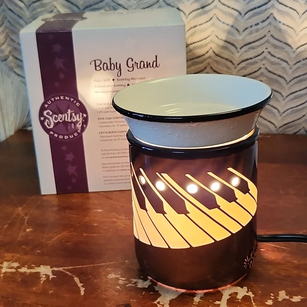 SCENTSY Baby Grandv Full Size Wax Warmer NIB Black White